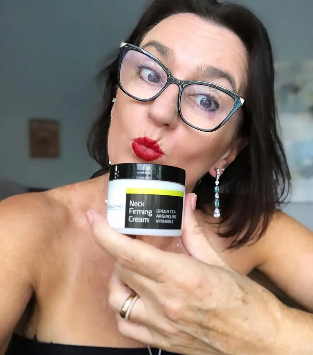 Customer using YEOUTH Neck Firming Cream — skin results